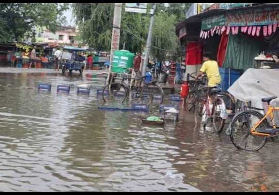 लगातारको वर्षाले महेन्द्रनगर बजार जलमग्न