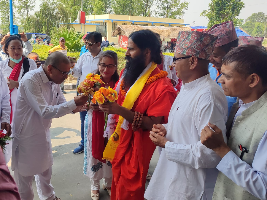 याेगगुरु रामदेव धनगढीबाट हेलिकप्टर मार्फत खप्तड जाँदै