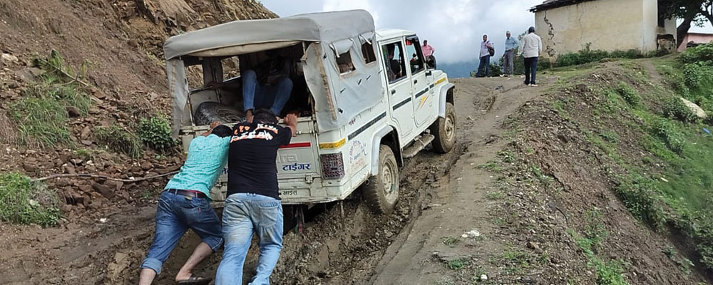 सडक स्तरोन्नति नहुँदा यात्रु र चालकले दैनिक रूपमा जोखिमपूर्ण यात्रा गर्नुपर्ने बाध्यता