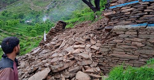 निरन्तर बर्षाले बैतडीमा रहेका निलपाल मन्दिरको निर्माणाधीन पर्खाल भत्कियो