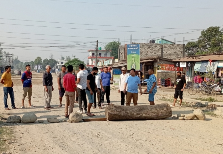 धुवाँधुलो नियन्त्रणको माग गर्दै गोदावरी-८ स्थित स्याउलेमा सडक अवरुद्ध