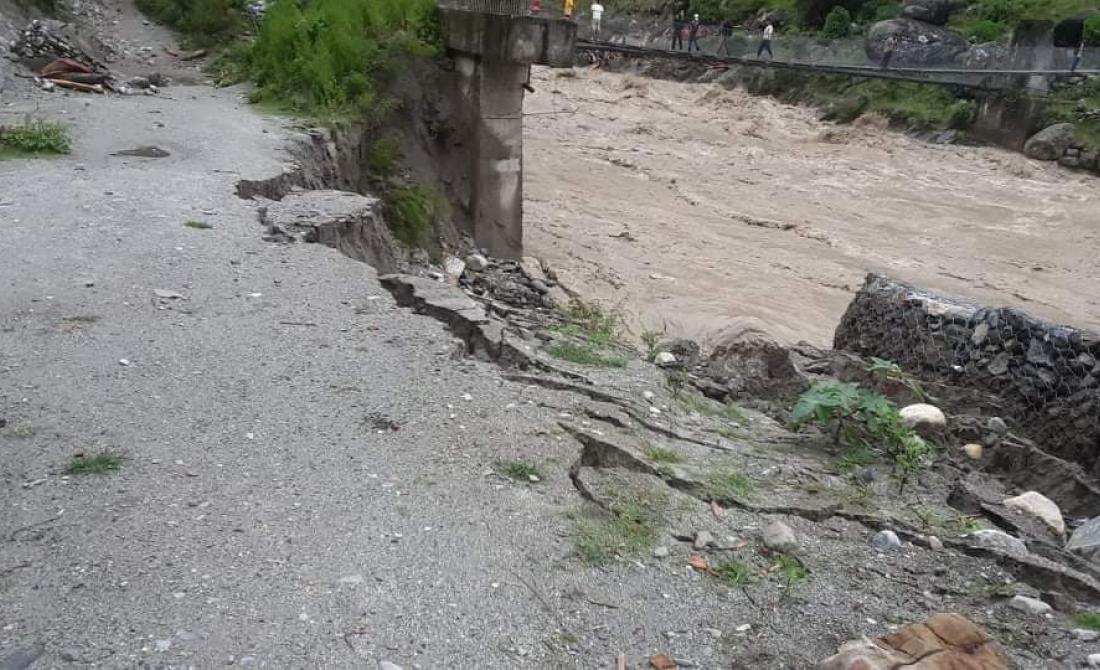 बझाङमा सेती नदीले जालेजगरमा सडक कटान गरेपछि यातायात बन्द