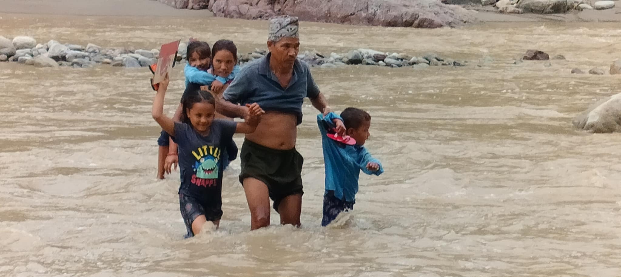 कैलालीको चुरेका बालबालिका जोखिम मोलेर विद्यालय जान बाध्य