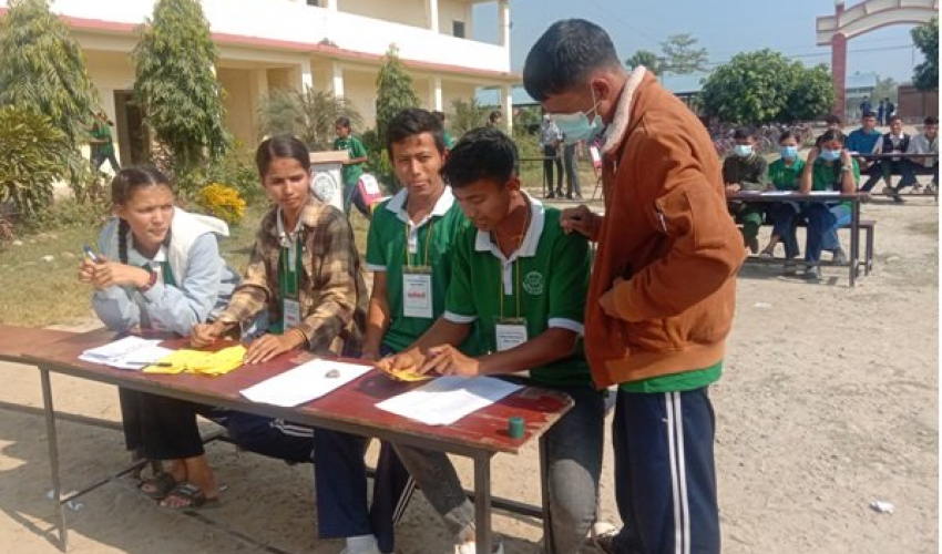 कैलालीको एक विद्यालयमा विद्यार्थीलाई नमुना मतदान, भन्छन्, 'अभिभावकलाई सिकाउँछौँ'