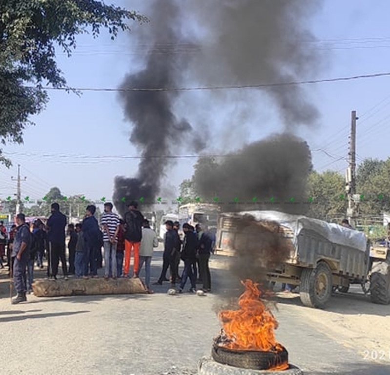 गोदावरी  ८ मा ट्रकको ठक्करबाट मृत्यु भएका युवकको सनाखत , पूर्वपश्चिम राजमार्ग २ ठाउँमा अवरुद्ध