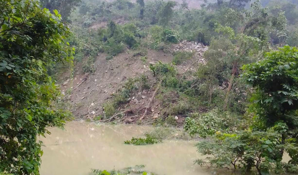 कैलालीको चुरेमा पहिरोले खोला थुनियो,ताल फुटे तल्लो क्षेत्रमा क्षति हुने जोखिम