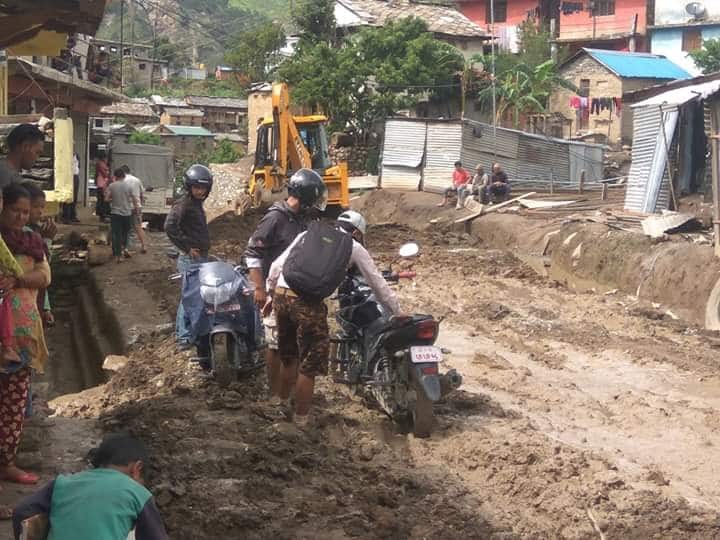 नगरले करोडौ रकम खर्च गरेर बनाएको सडक हिलाम्मे बन्दा स्थानीय हैरान