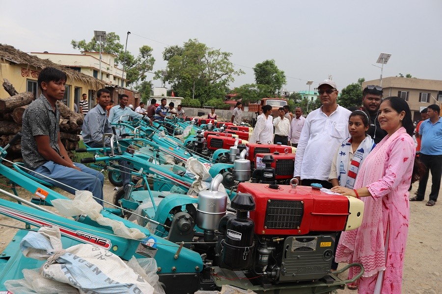 धनगढी  उप–महानगरद्धारा किसानलाई पावर टिलर हस्तान्तरण