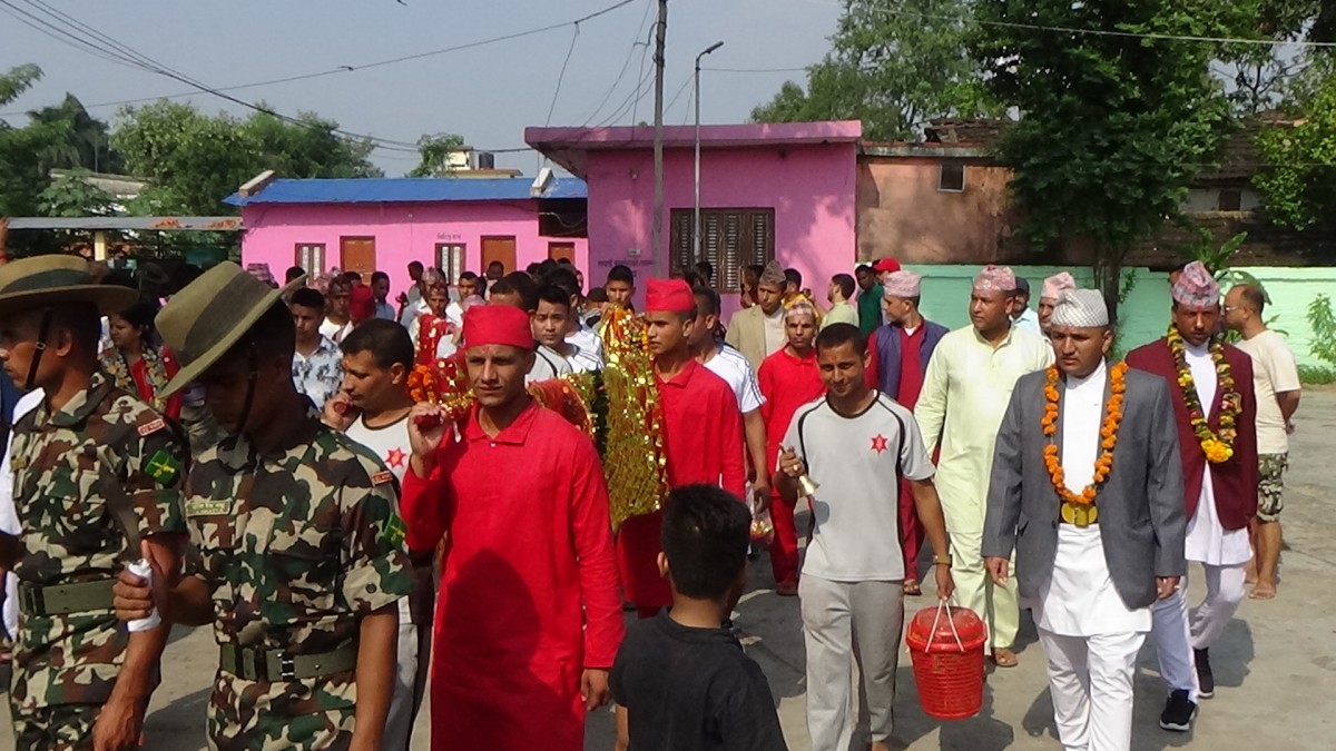 कैलाली कन्चनपुरमा सुरक्षा निकायले बाजागाजा सहित  फूलपाती भित्र्याए