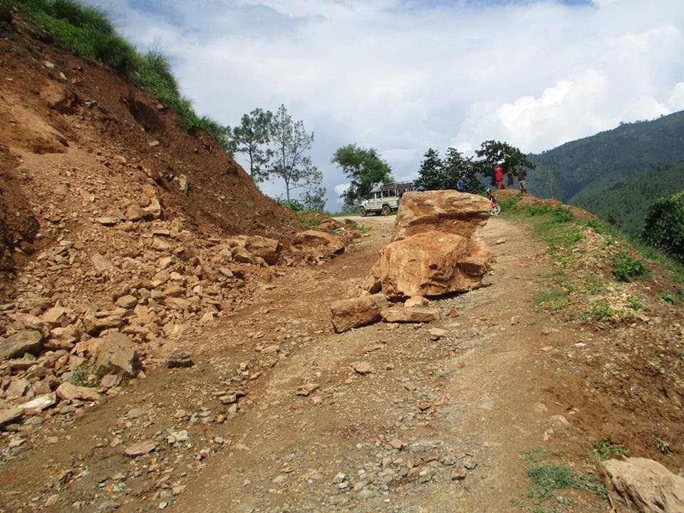 मध्यपहाडी (पुष्पलाल) लोकमार्ग आयोजनाको पश्चिम खण्डमा ६० प्रतिशत काम पूरा