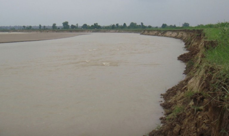 कञ्चनपुरको बेदकोटमा  शुल्क तिरेर खोला तर्नुपर्ने बाध्यता