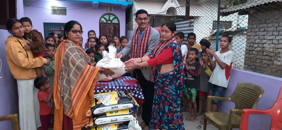 कृष्णपुरका मेयर हमालद्धारा वैवाहिक वर्षगाठको अवसरमा सेभ हाउसलाई सहयोग