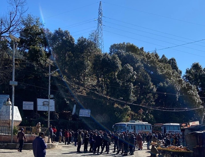 क्षतीपुर्तीको माग गर्दै डडेल्धुरामा राजमार्ग अवरुद्ध