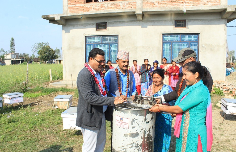 धनगढीमा २० घार माहुरी वितरण