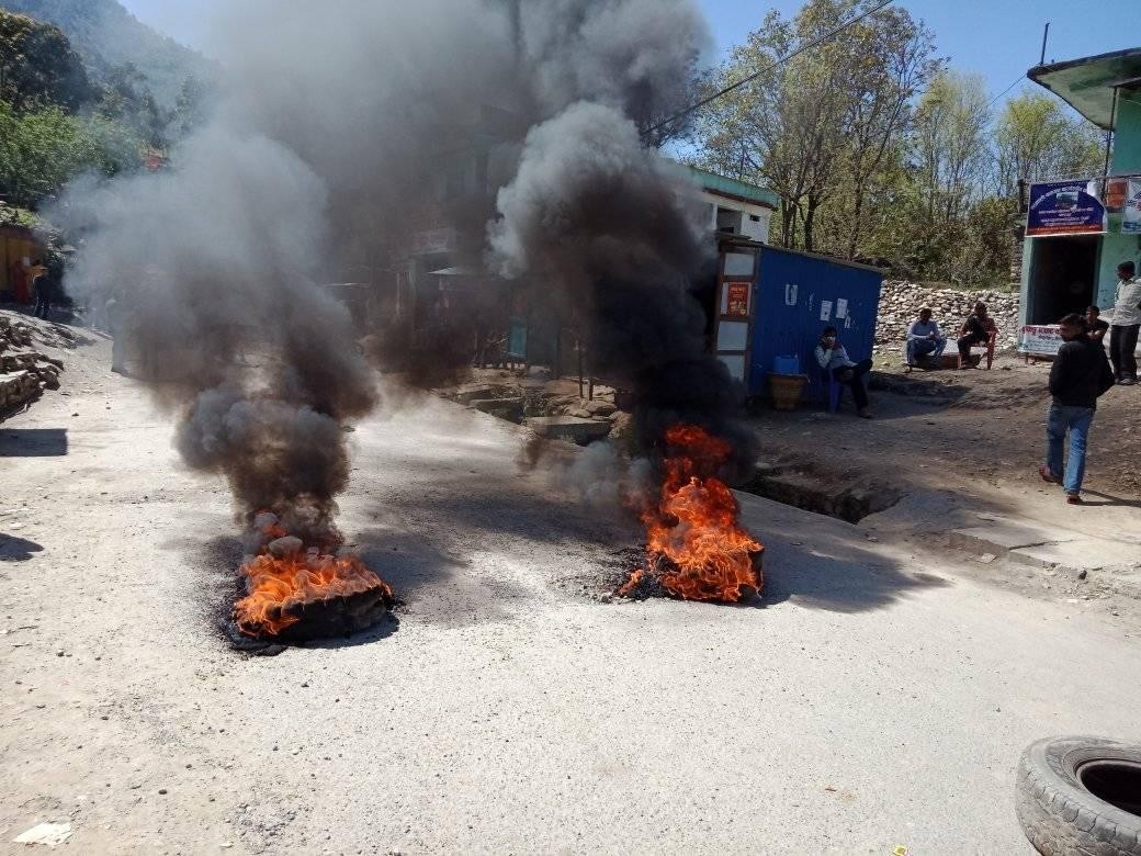 बैतडीको डिलाशैनि गाउँपालिकाको केन्द्र धामीगाउँमा हुनुपेर्ने माग गर्दै पदर्शन