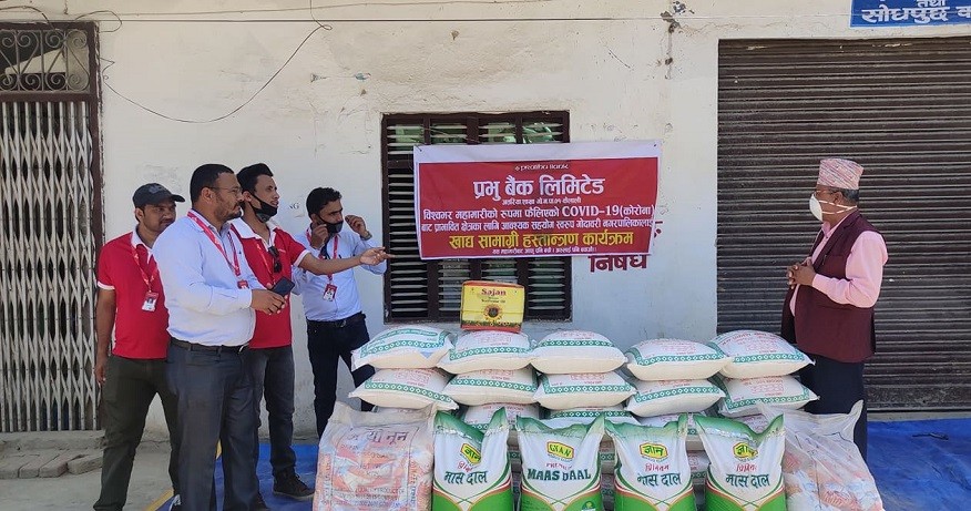 गोदावरी नगरपालिकाको राहत कोषमा प्रभु बैकद्धारा खाद्यान्न सहयोग