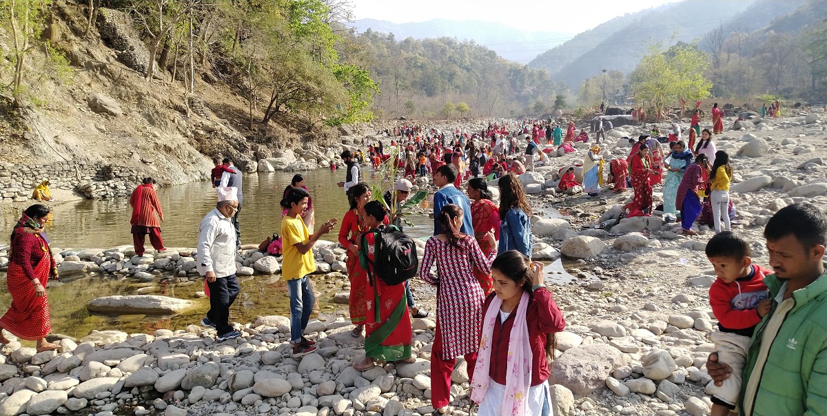 शिवरात्रको अबसरमा गोदावरीमा स्नान एमब् पुजापाठ गर्नेहरुको घुईचो 