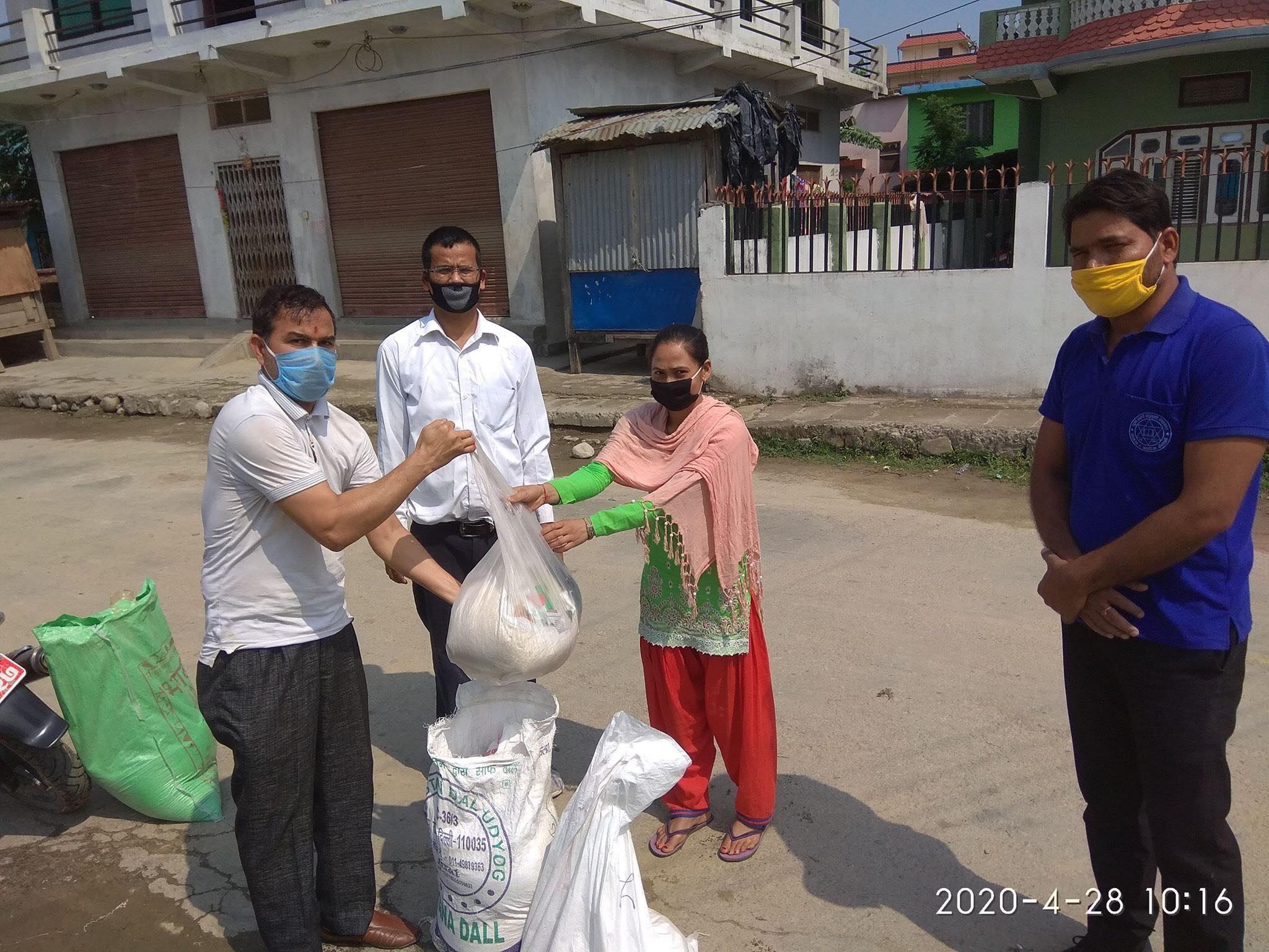 दुर्गालक्ष्मी बहुमुखी  क्याम्पसका  उपप्राध्यापकहरुद्वारा  विद्यार्थीहरुलाई राहत बितरण