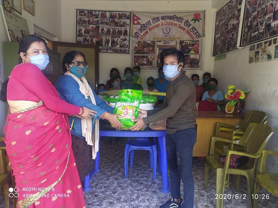 खैरानाका युवा पुजन सोवद्धारा अत्तरियाको सेभ हाउसलाई १० हजार बराबरको सामाग्री सहयोग