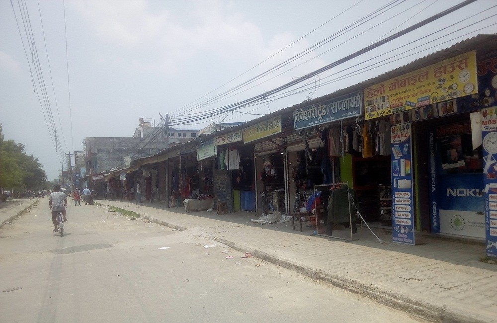 लकडाउन खुकुलो भएसंगै अत्तरिया बजारका पसल खुल्न थाले