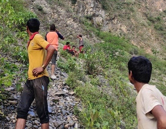 डोटीमा भिरबाट लडेर एक महिलाको मृत्यु