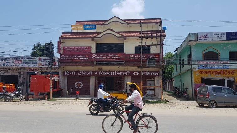 डडेल्धुरामा पीसीआर मेसिन स्थापनाका लागि एभरेष्ट बैंकमा कार्यरत कर्मचारीहरुद्वारा ५० हजार  सहयोग