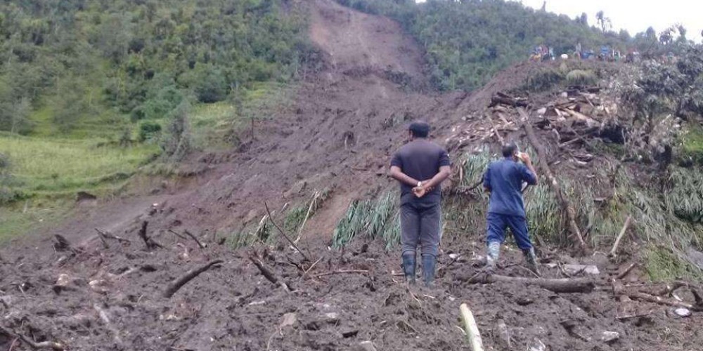 घरमाथिबाट आएको पहिरोका कारण बाजुराका १० घरपरिवार विस्थापित