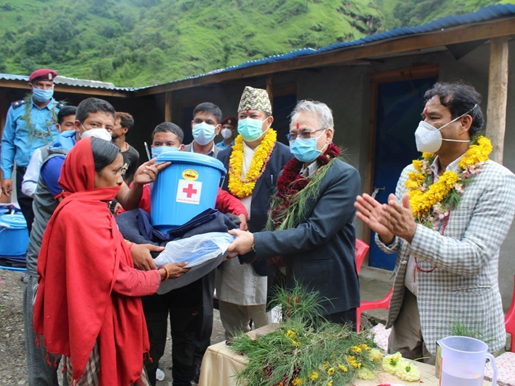 बाजुराका बाढी र पहिरो प्रभावितलाई गृहमन्त्री थापाद्धारा राहत वितरण