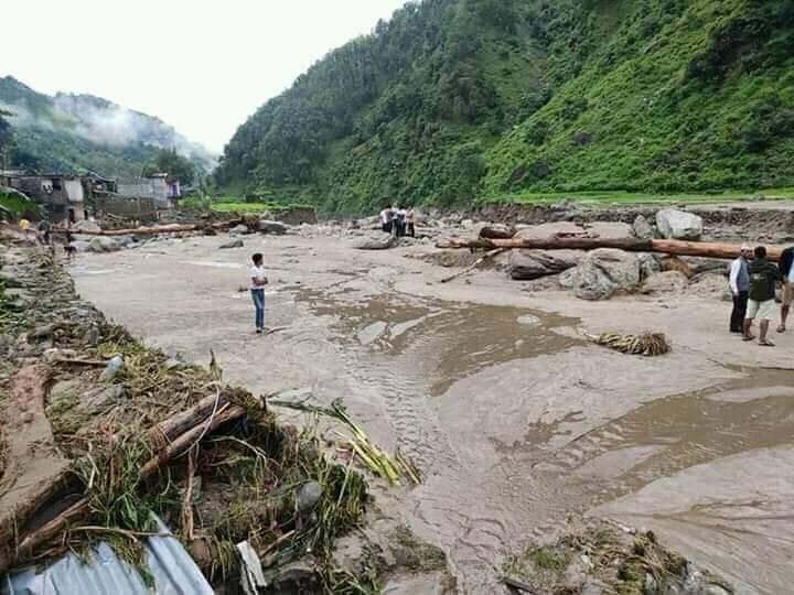 अछाम अपडेट : बाढीले बगाउँदा बेपत्ता भएका ६ जनाको शव फेला