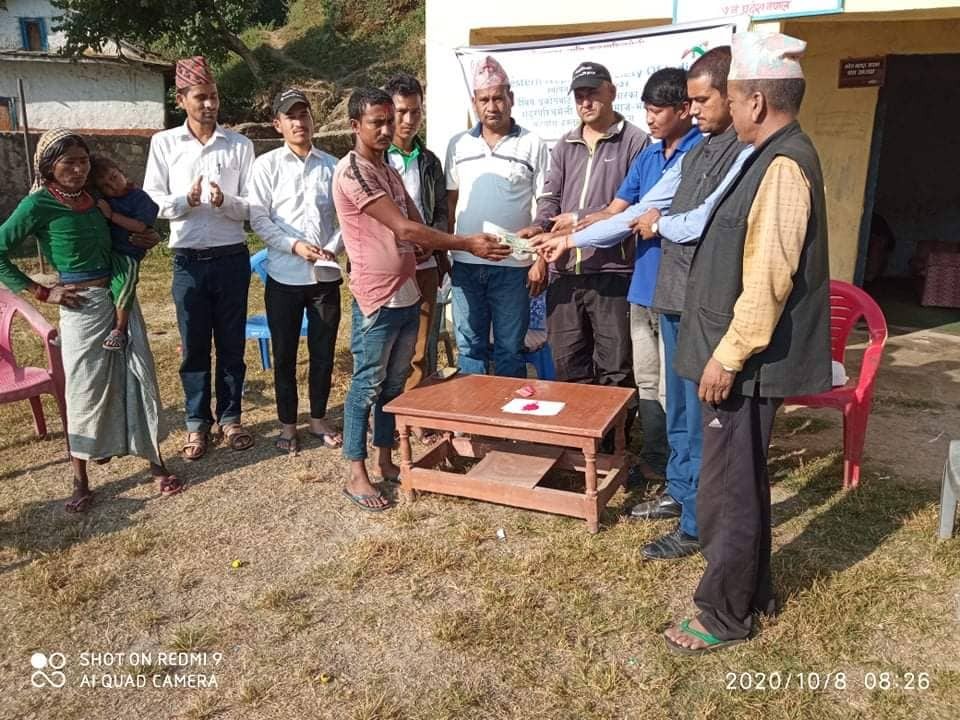 पहिरोमा परि श्रीमती र छोराछोरी गुमाएका डोटीका लुहारलाई सु.प समाज भारतद्धारा आर्थिक सहयोग