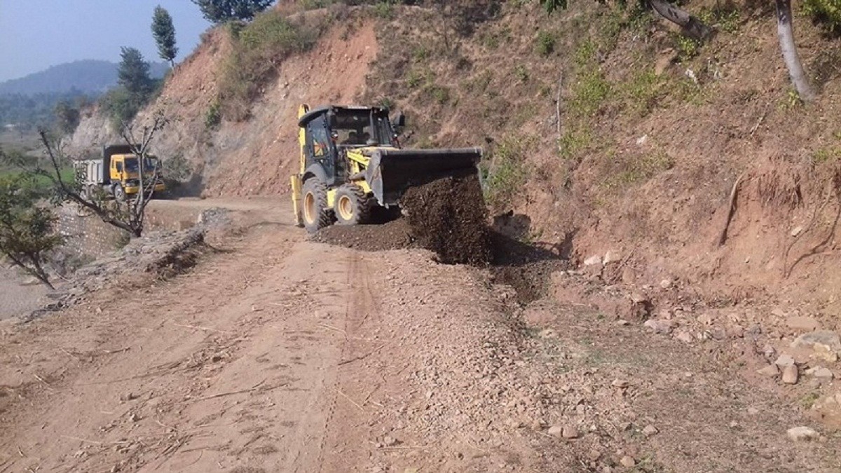 डोटीमा लकडाउनका कारण रोकिएको सडक निर्माण कार्य सुरु