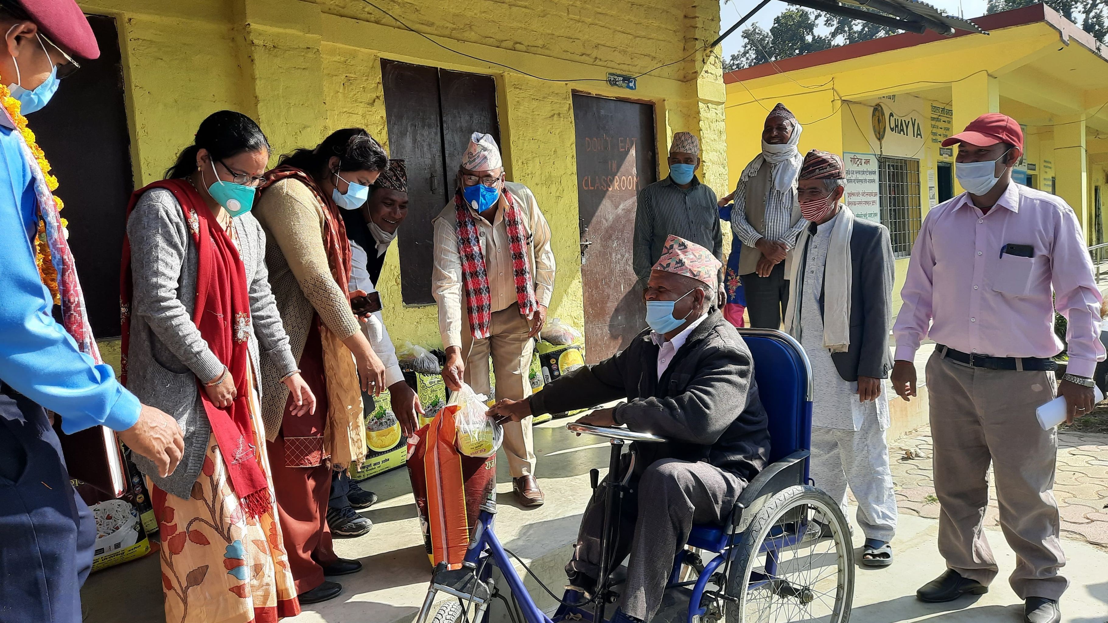 हेल्पिङ हेन्डसद्धारा १२ विपन्न, गरिब र अपाङ्गता भएका व्यक्तिलाई खाध्यान्न सहयोग