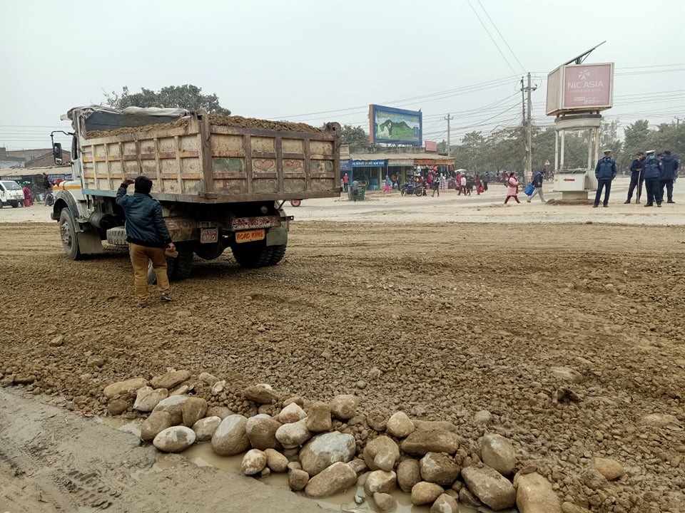 कैलालीको अत्तरिया चोकमा बिग्रिएको सडकको अस्थायी मर्मत