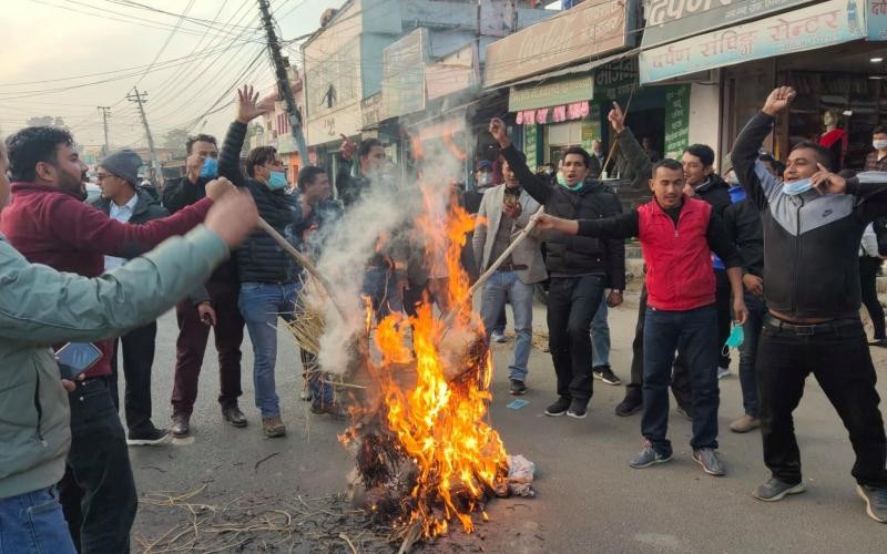 कैलालीको धनगढीमा प्रधानमन्त्री केपी शर्मा ओलीको पुतला दहन