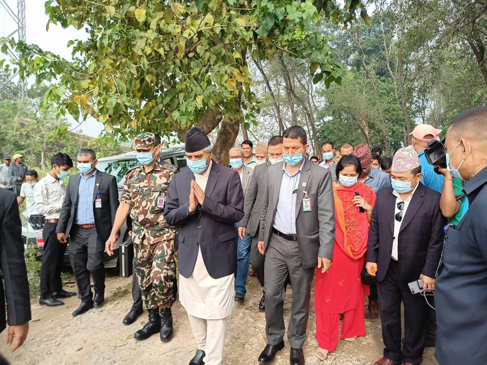 प्रधानमन्त्री देउवा सहितको टोलीले आज कैलालीको बाढी पहिरो प्रभावित क्षेत्रको निरीक्षण गर्दै