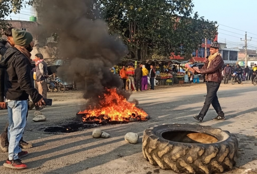 कैलालीमा एक घण्टाको लागि खुलाएको पूर्व–पश्चिम राजमार्ग फेरि अवरुद्ध