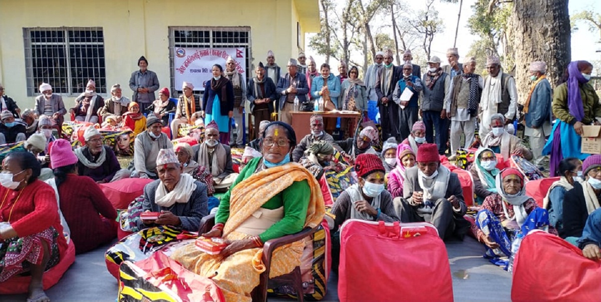 जाडोयाममा गोदावरीका ६० जना जेष्ठ नागरिकलाई नगरपालिकाद्धारा कम्बल वितरण