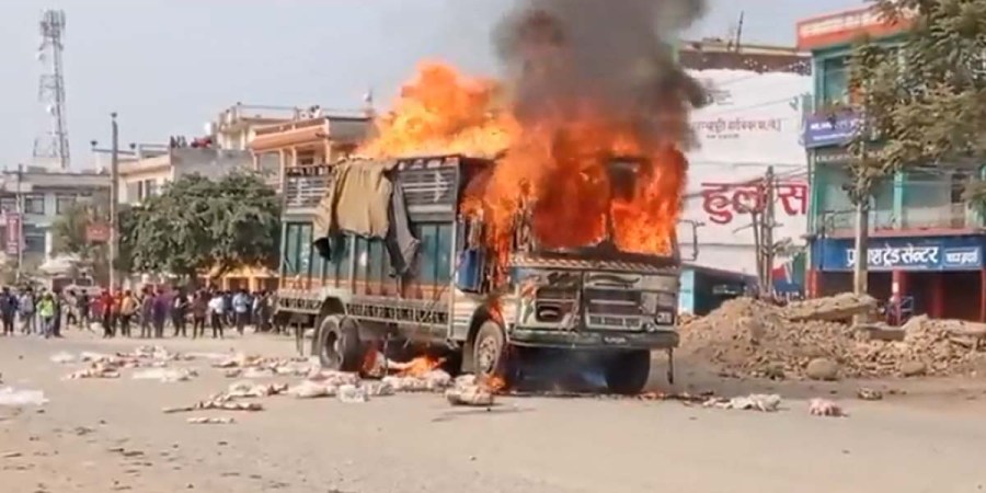 कैलालीमा ट्रकको ठक्करबाट महिलाको मृत्यु,   स्थानीयद्धारा ट्रकमा आगजनी