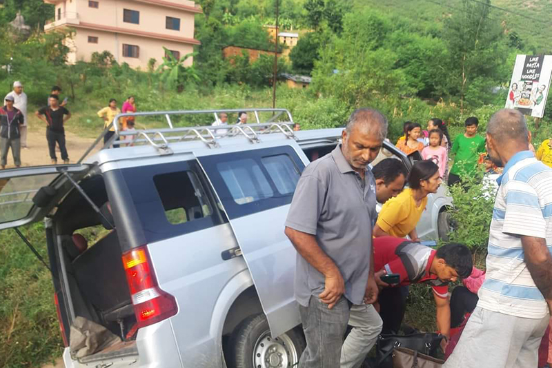 सिन्धुलीमा बस दुर्घटना हुँदा १० जना घाइते