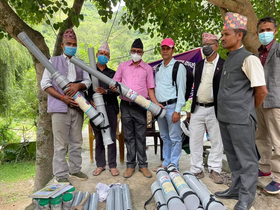 डोटीमा किसानलाई बाँदर धपाउने यन्त्र वितरण