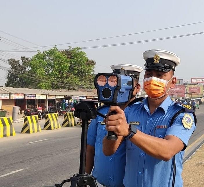 कैलालीमा सवारीको गति मापनका लागि लिडार स्पिड गनको प्रयोग