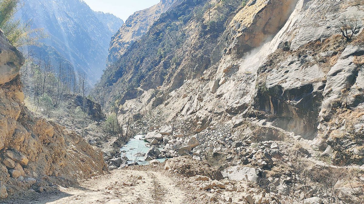 दार्चुलामा तिङ्कर जोड्ने गरी निर्माण सुरु गरिएको घोरेटो बाटोको कामले गति लिएन