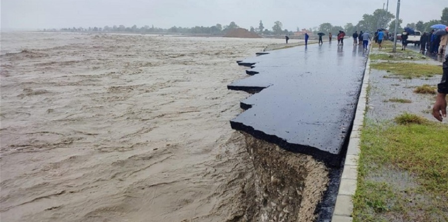 महाकाली नदीको बाढीले खतराको सतह नाघ्यो, चार लेनको पहुँच मार्ग भत्कायो