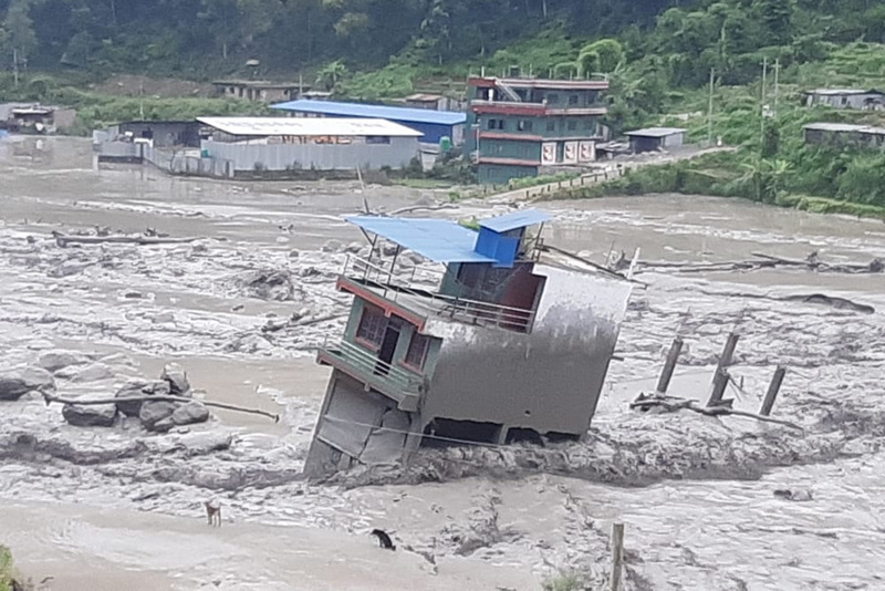 मेलम्चीको बाढीले थप तीन घर बगायो