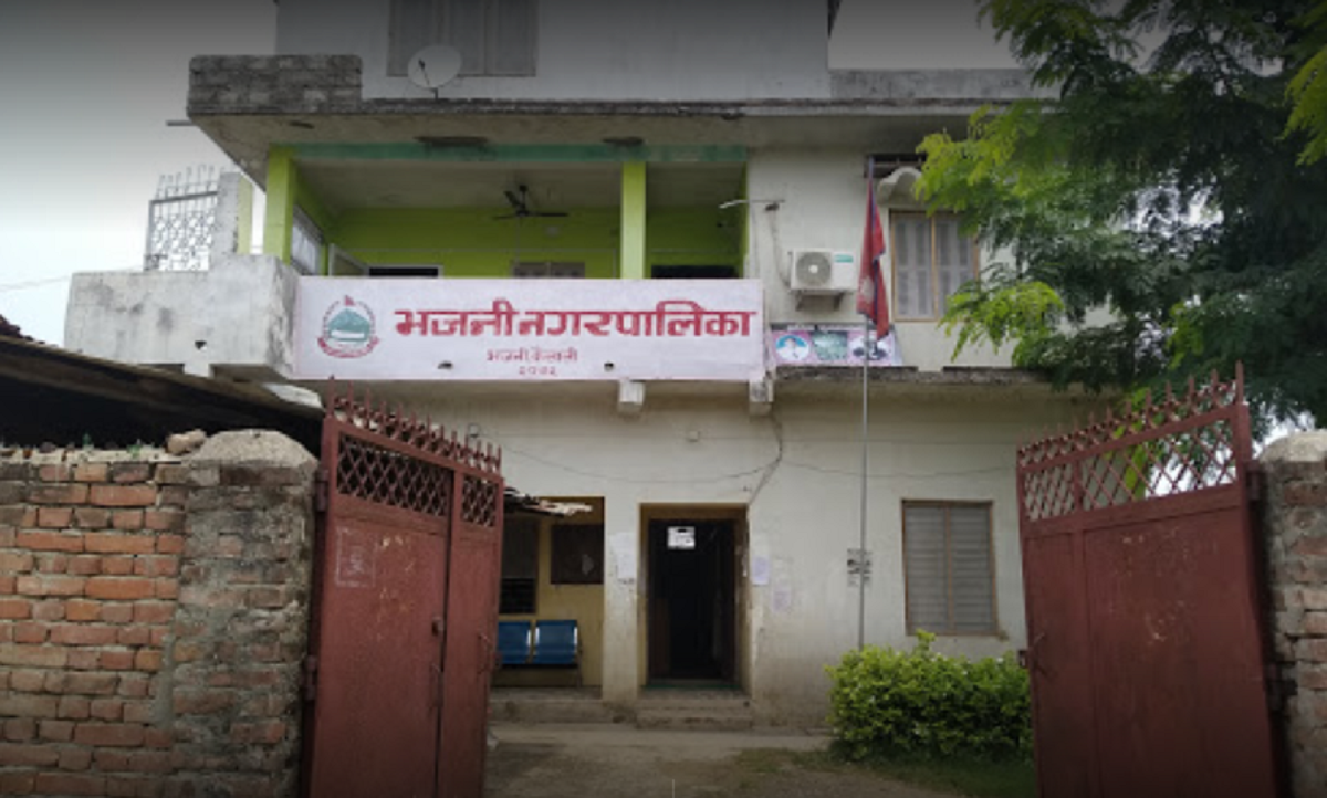 भजनी नगरपालिकाको कार्यालयमा लगाइएको ताला खुल्यो 