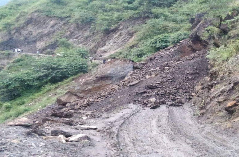 सडकमाथिबाट खसेको ढुंगाले टाउकोमा लाग्दा डडेल्धुरामा एक जनाको मृत्यु