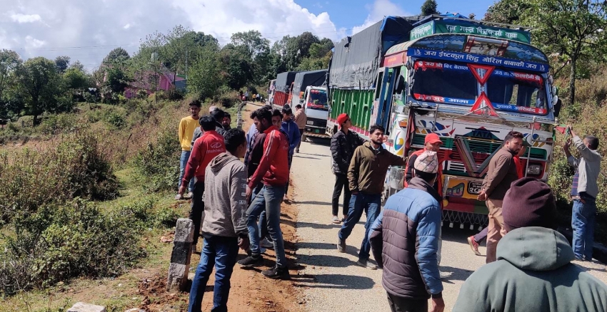 डडेल्धुरामा दुई वटा सवारी साधनको ब्रेक फेल हुँदा भीमदत्त राजमार्ग बन्द