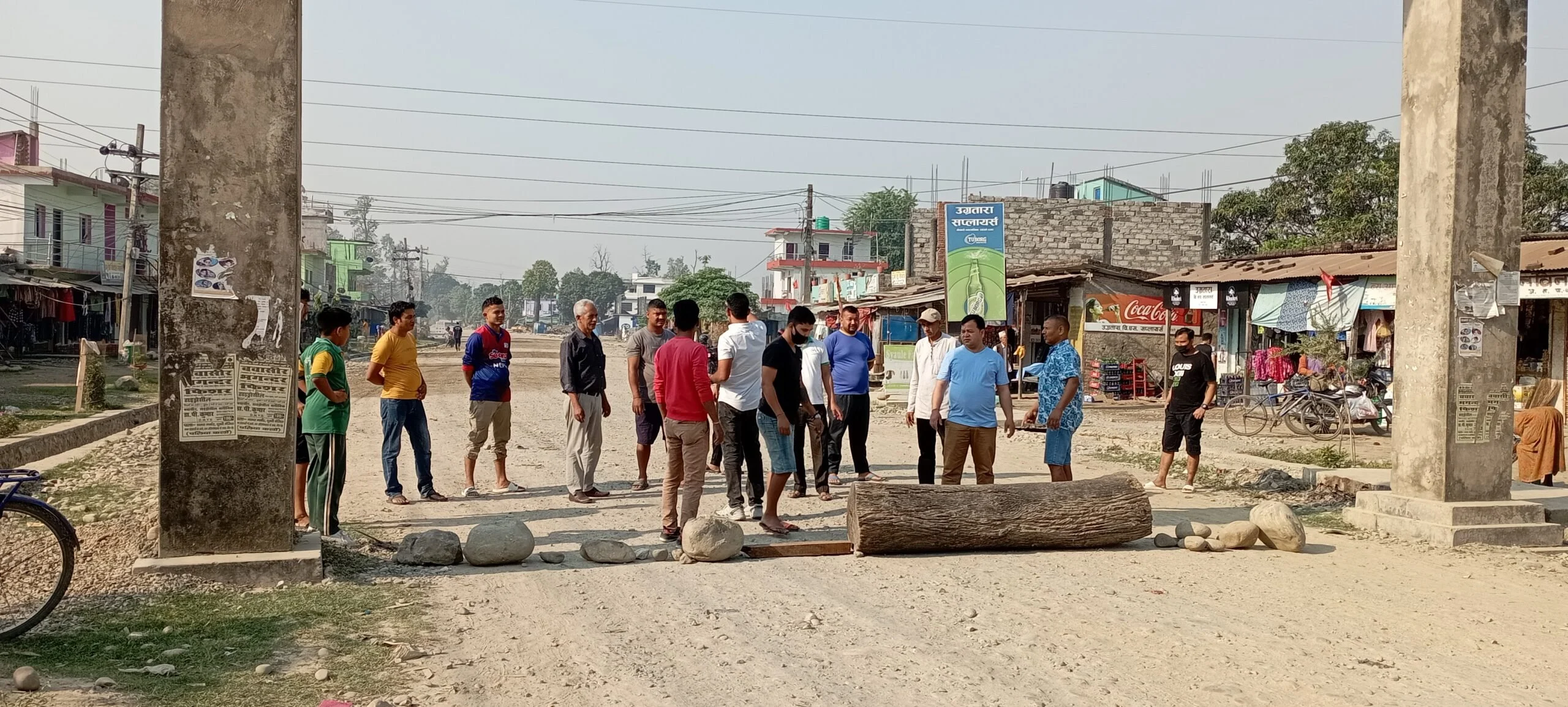 सडक धुलाम्मे भएको भन्दै स्याउलेका स्थानीयले गरे सडक अवरुद्ध