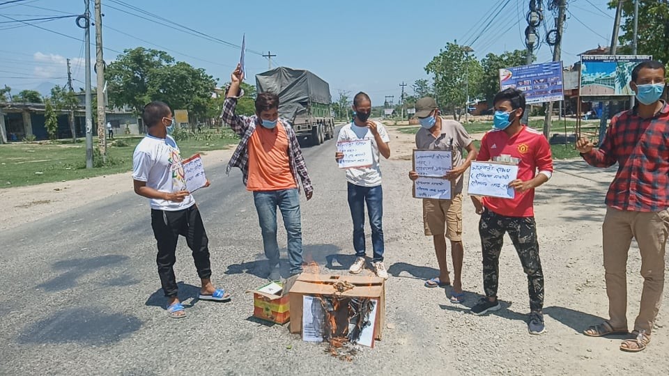 कैलालीको शुख्खडमा राष्ट्रपति विद्यादेवी भण्डारी र प्रधानमन्त्री केपी शर्मा ओलीको पुत्ला दहन