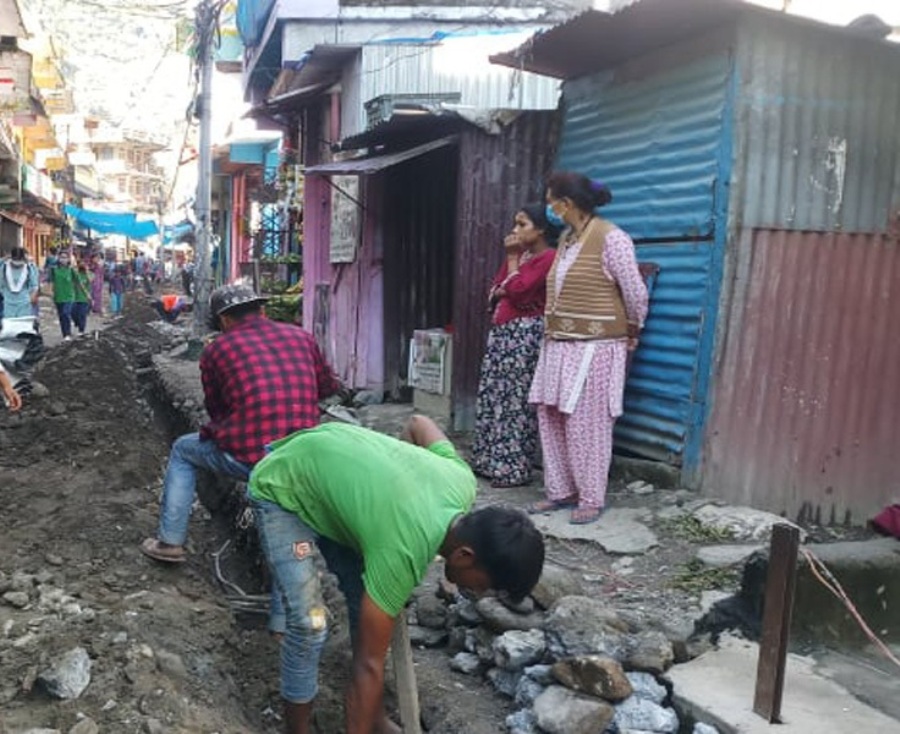 दार्चुला सदरमुकाममा खानेपानी पाइप लाइनको काम धमाधम हुदैँ